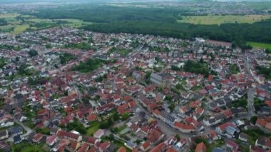 İlkbaharda bulutlu bir günde Almanya 'daki Oestringen kentinin hava manzarası