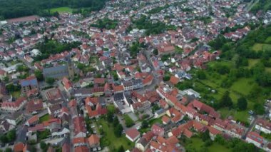 İlkbaharda bulutlu bir günde Almanya 'daki Oestringen kentinin hava manzarası