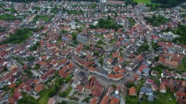İlkbaharda bulutlu bir günde Almanya 'daki Oestringen kentinin hava manzarası