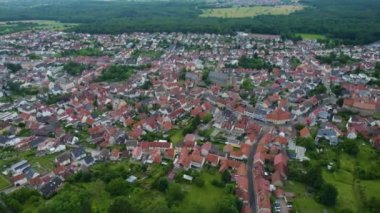 İlkbaharda bulutlu bir günde Almanya 'daki Oestringen kentinin hava manzarası