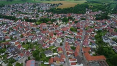 Almanya 'nın Dielheim kentinin hava manzarası baharda bulutlu bir günde