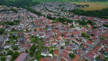 Almanya 'nın Dielheim kentinin hava manzarası baharda bulutlu bir günde