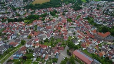 Almanya 'nın Dielheim kentinin hava manzarası baharda bulutlu bir günde