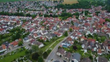 Almanya 'nın Dielheim kentinin hava manzarası baharda bulutlu bir günde