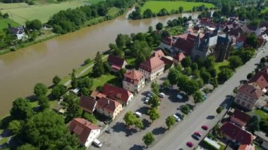 Baharın güneşli bir sabahında Almanya 'daki Bad Wimpfen şehrinin hava manzarası