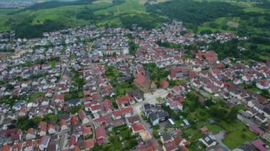 Almanya 'nın Rauenberg kentinin hava manzarası baharda bulutlu bir günde