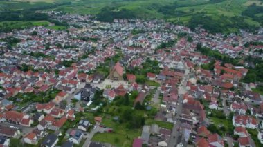 Almanya 'nın Rauenberg kentinin hava manzarası baharda bulutlu bir günde