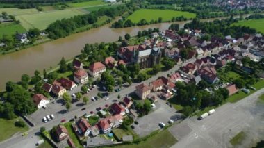 Baharın güneşli bir sabahında Almanya 'daki Bad Wimpfen şehrinin hava manzarası