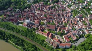 Baharın güneşli bir sabahında Almanya 'daki Bad Wimpfen şehrinin hava manzarası