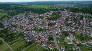 Almanya 'da Malschenberg köyünün hava manzarası baharda bulutlu bir öğleden sonra.