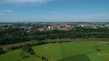 Baharın güneşli bir sabahında Almanya 'daki Bad Wimpfen şehrinin hava manzarası