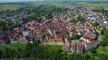 Baharın güneşli bir sabahında Almanya 'daki Bad Wimpfen şehrinin hava manzarası
