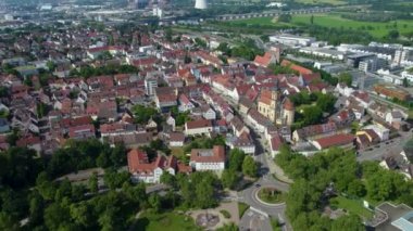 Güneşli bir bahar sabahı Almanya 'da Neckarsulm şehri etrafındaki hava manzarası.