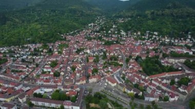 Baharda güneşli bir günde Almanya 'daki Handschuhsheim şehrinin hava manzarası