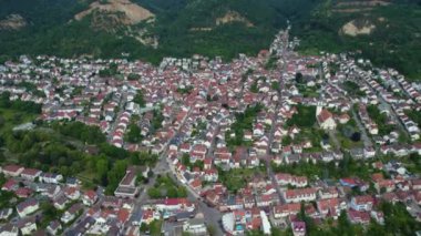 Baharın güneşli bir gününde Almanya 'nın Dossenheim kentinin hava manzarası