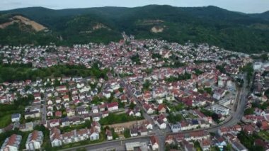 Baharın güneşli bir gününde Almanya 'nın Dossenheim kentinin hava manzarası