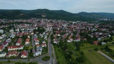 Baharın güneşli bir gününde Almanya 'nın Dossenheim kentinin hava manzarası