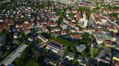 Almanya 'da Freising şehrinin hava manzarası güneşli bir bahar öğleden sonrasında Bavyera.