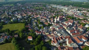 Almanya 'da Moosburg şehrinin havadan görünüşü, güneşli bir bahar günü Bavyera
