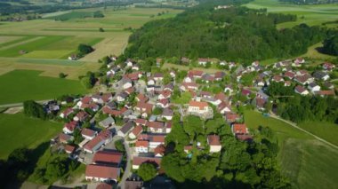 Almanya 'da Haindlfing köyünün hava manzarası güneşli bir bahar günü Bavyera
