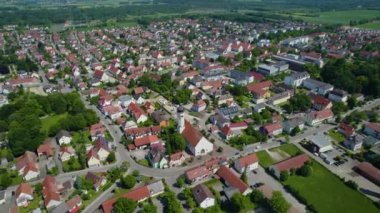 Almanya 'da Meitingen şehrinin havadan görünüşü güneşli bir bahar günü Bavyera' da