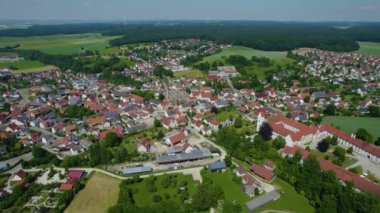 Şehrin havadan görünüşü ve Almanya 'da Thierhaupten Manastırı, Bavyera güneşli bir bahar günü