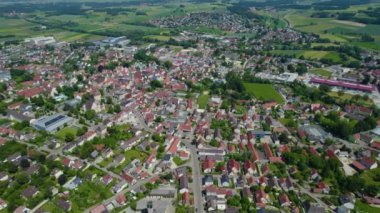 Almanya 'daki Wertingen şehrinin hava manzarası, güneşli bir bahar günü Bavyera