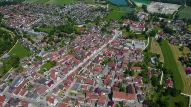 Almanya 'daki Hchstadt şehrinin hava manzarası, güneşli bir bahar günü Bavyera