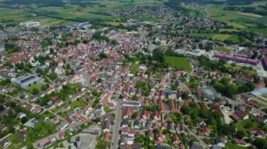 Almanya 'daki Wertingen şehrinin hava manzarası, güneşli bir bahar günü Bavyera