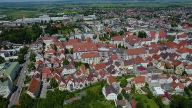 Almanya 'da Dillingen şehrinin hava manzarası, güneşli bir bahar günü Bavyera