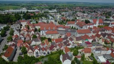 Almanya 'da Dillingen şehrinin hava manzarası, güneşli bir bahar günü Bavyera