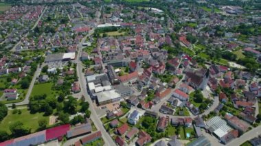 Almanya 'daki Gundelfingen şehrinin hava manzarası, güneşli bir bahar günü Bavyera