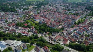 Almanya 'nın Guenzburg şehrinin havadan görünüşü, güneşli bir bahar günü Bavyera