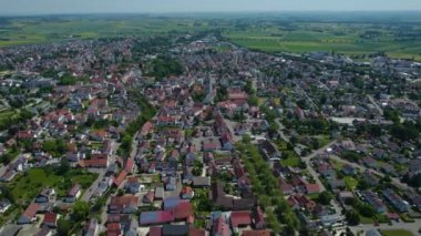 Almanya 'daki Langenau şehrinin havadan görünüşü, güneşli bir bahar günü Bavyera