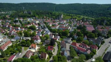 Güneşli bir bahar öğleden sonrasında Almanya 'daki Blaubeuren şehrinin hava manzarası.