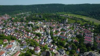 Güneşli bir bahar öğleden sonrasında Almanya 'daki Blaubeuren şehrinin hava manzarası.