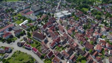 Almanya 'da Schelklingen şehrinin güneşli bir bahar gününde havadan görünüşü