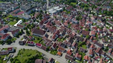 Almanya 'da Schelklingen şehrinin güneşli bir bahar gününde havadan görünüşü