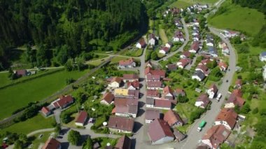 Baharda güneşli bir günde Almanya 'da Huetten köyünün hava manzarası