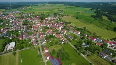 Baharda güneşli bir günde Almanya 'da Mehrstetten köyünün hava manzarası