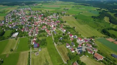Baharda güneşli bir günde Almanya 'da Mehrstetten köyünün hava manzarası