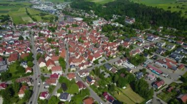 Baharda güneşli bir günde Almanya 'daki Muensingen kentinin havadan görünüşü