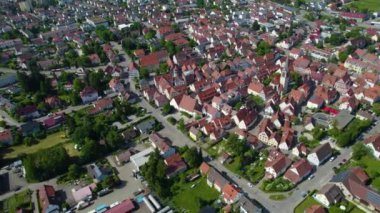 Baharda güneşli bir günde Almanya 'daki Muensingen kentinin havadan görünüşü