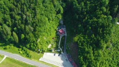 Baharda güneşli bir günde Almanya 'daki Seeburg köyünün hava manzarası