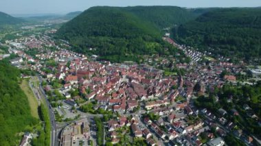 Almanya 'nın Bad Urach kentindeki eski şehrin havadan görüntüsü. Baharın güneşli bir sabahında