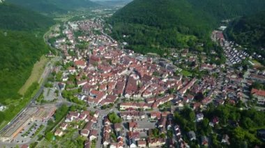 Almanya 'nın Bad Urach kentindeki eski şehrin havadan görüntüsü. Baharın güneşli bir sabahında