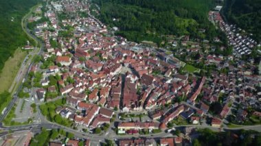 Almanya 'nın Bad Urach kentindeki eski şehrin havadan görüntüsü. Baharın güneşli bir sabahında