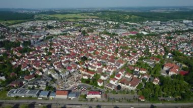 Baharda güneşli bir günde Almanya 'daki Metzingen kentinin hava görüntüsü