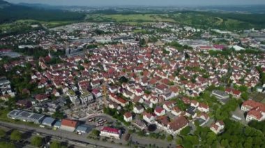 Baharda güneşli bir günde Almanya 'daki Metzingen kentinin hava görüntüsü