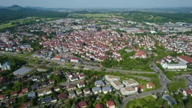 Baharda güneşli bir günde Almanya 'daki Metzingen kentinin hava görüntüsü